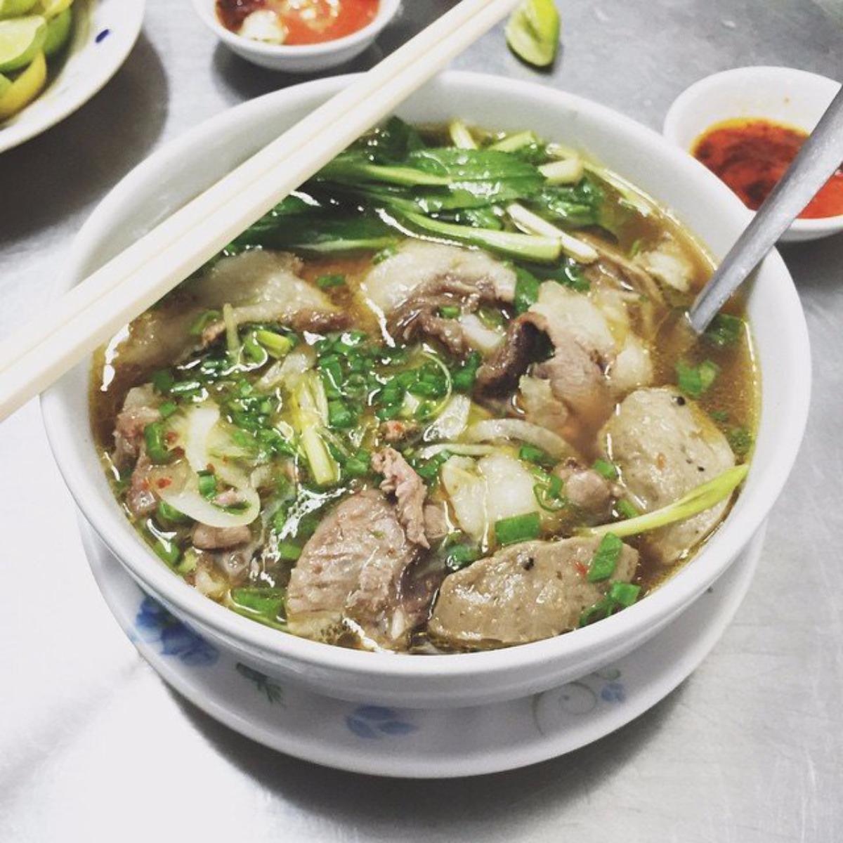 Phở tái bò viên